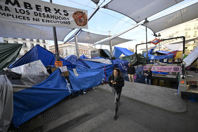 Tent protest at Sol Square in Madrid marks its first month MADRID, SPAIN - OCTOBER 26: A view of the area where Spaniards continue a tent protest at Sol Square, launched on September 26 to call on the central and regional governments to find solutions to the country s housing crisis, as the protest marks its first month in Madrid, Spain, on October 26, 2026. Burak Akbulut Anadolu Madrid Spain. Editorial use only. Please get in touch for any other usage. Copyright: x2026xAnadoluxBurakxAkbulutx