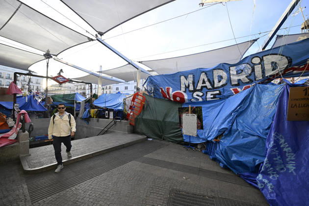 Tent protest at Sol Square in Madrid marks its first month MADRID, SPAIN - OCTOBER 26: A view of the area where Spaniards continue a tent protest at Sol Square, launched on September 26 to call on the central and regional governments to find solutions to the country s housing crisis, as the protest marks its first month in Madrid, Spain, on October 26, 2026. Burak Akbulut Anadolu Madrid Spain. Editorial use only. Please get in touch for any other usage. Copyright: x2026xAnadoluxBurakxAkbulutx