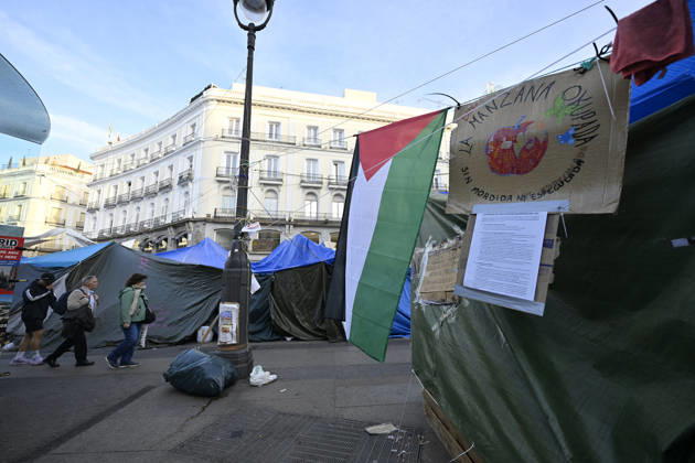 Tent protest at Sol Square in Madrid marks its first month MADRID, SPAIN - OCTOBER 26: A view of the area where Spaniards continue a tent protest at Sol Square, launched on September 26 to call on the central and regional governments to find solutions to the country s housing crisis, as the protest marks its first month in Madrid, Spain, on October 26, 2026. Burak Akbulut Anadolu Madrid Spain. Editorial use only. Please get in touch for any other usage. Copyright: x2026xAnadoluxBurakxAkbulutx
