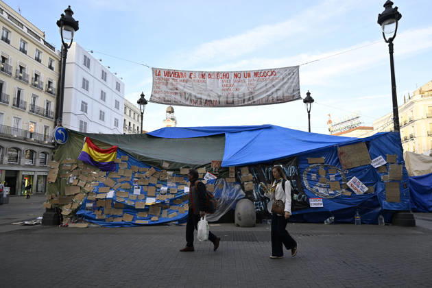 Tent protest at Sol Square in Madrid marks its first month MADRID, SPAIN - OCTOBER 26: A view of the area where Spaniards continue a tent protest at Sol Square, launched on September 26 to call on the central and regional governments to find solutions to the country s housing crisis, as the protest marks its first month in Madrid, Spain, on October 26, 2026. Burak Akbulut Anadolu Madrid Spain. Editorial use only. Please get in touch for any other usage. Copyright: x2026xAnadoluxBurakxAkbulutx
