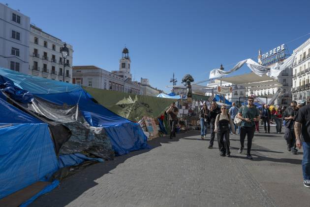 RECORD DATE NOT STATED Tent protest at Sol Square in Madrid marks its first monthl, Madrid, Spain – 26 Oct 2026 A view of the area where Spaniards continue a tent protest at Sol Square, launched on September 26 to call on the central and regional governments to find solutions to the country s housing crisis, as the protest marks its first month in Madrid, Spain Madrid Spain Copyright: xAtilanoxGarciax xSOPAxImagesx Atilano-Garcia-1461838
