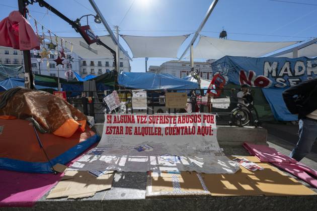 October 26, 2026, Madrid, Spain: A view of the area where Spaniards continue a tent protest at Sol Square, launched on September 26 to call on the central and regional governments to find solutions to the country s housing crisis, as the protest marks its first month in Madrid, Spain Madrid Spain  - ZUMAs197 20261026_aaa_s197_036 Copyright: xAtilanoxGarciax