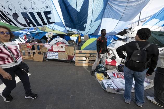 October 26, 2026, Madrid, Spain: A view of the area where Spaniards continue a tent protest at Sol Square, launched on September 26 to call on the central and regional governments to find solutions to the country s housing crisis, as the protest marks its first month in Madrid, Spain Madrid Spain  - ZUMAs197 20261026_aaa_s197_037 Copyright: xAtilanoxGarciax