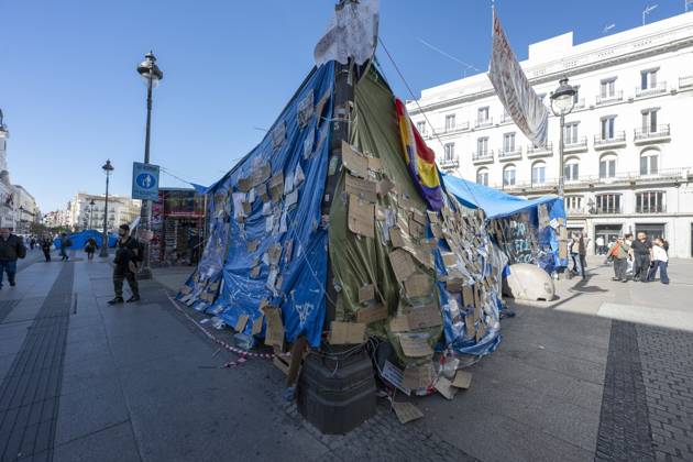 October 26, 2026, Madrid, Spain: A view of the area where Spaniards continue a tent protest at Sol Square, launched on September 26 to call on the central and regional governments to find solutions to the country s housing crisis, as the protest marks its first month in Madrid, Spain Madrid Spain  - ZUMAs197 20261026_aaa_s197_038 Copyright: xAtilanoxGarciax