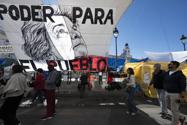 October 26, 2026, Madrid, Spain: A view of the area where Spaniards continue a tent protest at Sol Square, launched on September 26 to call on the central and regional governments to find solutions to the country s housing crisis, as the protest marks its first month in Madrid, Spain Madrid Spain  - ZUMAs197 20261026_aaa_s197_042 Copyright: xAtilanoxGarciax