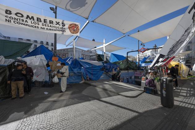 October 26, 2026, Madrid, Spain: A view of the area where Spaniards continue a tent protest at Sol Square, launched on September 26 to call on the central and regional governments to find solutions to the country s housing crisis, as the protest marks its first month in Madrid, Spain Madrid Spain  - ZUMAs197 20261026_aaa_s197_045 Copyright: xAtilanoxGarciax