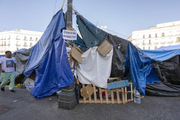 October 26, 2026, Madrid, Spain: A view of the area where Spaniards continue a tent protest at Sol Square, launched on September 26 to call on the central and regional governments to find solutions to the country s housing crisis, as the protest marks its first month in Madrid, Spain Madrid Spain  - ZUMAs197 20261026_aaa_s197_048 Copyright: xAtilanoxGarciax