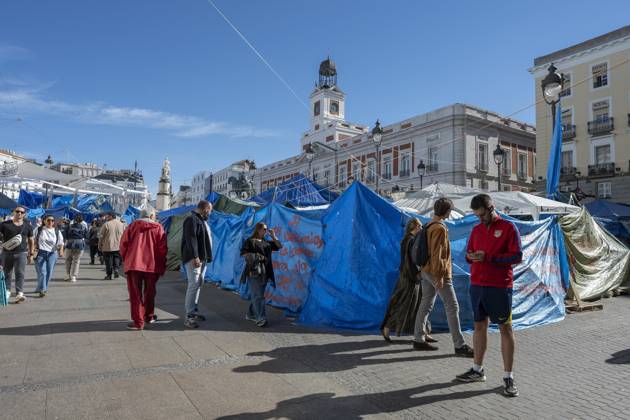 October 26, 2026, Madrid, Spain: A view of the area where Spaniards continue a tent protest at Sol Square, launched on September 26 to call on the central and regional governments to find solutions to the country s housing crisis, as the protest marks its first month in Madrid, Spain Madrid Spain  - ZUMAs197 20261026_aaa_s197_049 Copyright: xAtilanoxGarciax