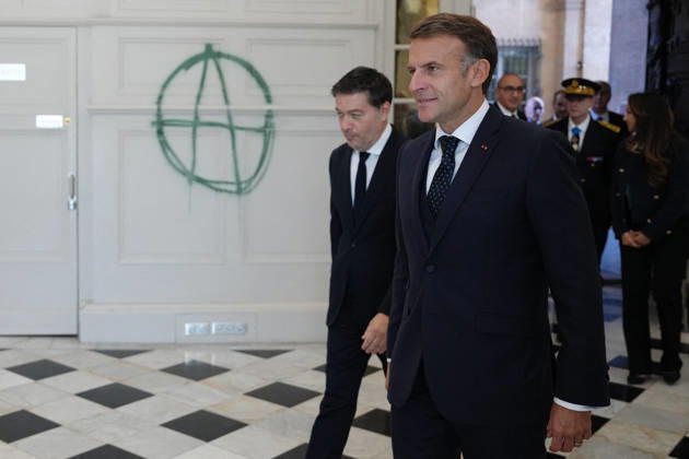 President Macron visits Marseille a Week After the Riots - France French President Emmanuel Macron and Marseille Mayor Benoit Payan enter the city hall which was recently vandalized, in Marseille, France, Monday, October 26, 2026, during a visit to notice the return of republican order after the violence and looting that punctuated the citizen mobilization of October 17, 2026. Protests by high school students over learning conditions sparked a movement that has since spread nationwide, fuelled by broader anger over the rising cost of living. Photo by Aurelien Morissard Pool ABACAPRESS.COM Marseille France  Copyright: xMorissardxAurelien Pool ABACAx