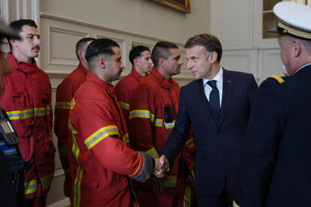 President Macron visits Marseille a Week After the Riots - France French President Emmanuel Macron meets with firefighters at the city hall in Marseille, France, Monday, October 26, 2026, during a visit to notice the return of republican order after the violence and looting that punctuated the citizen mobilization of October 17, 2026. Protests by high school students over learning conditions sparked a movement that has since spread nationwide, fuelled by broader anger over the rising cost of living. Photo by Aurelien Morissard Pool ABACAPRESS.COM Marseille France  Copyright: xMorissardxAurelien Pool ABACAx