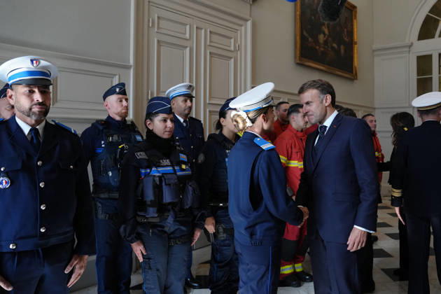 President Macron visits Marseille a Week After the Riots - France French President Emmanuel Macron meets with firefighters and police officers at the city hall in Marseille, France, Monday, October 26, 2026, during a visit to notice the return of republican order after the violence and looting that punctuated the citizen mobilization of October 17, 2026. Protests by high school students over learning conditions sparked a movement that has since spread nationwide, fuelled by broader anger over the rising cost of living. Photo by Aurelien Morissard Pool ABACAPRESS.COM Marseille France  Copyright: xMorissardxAurelien Pool ABACAx