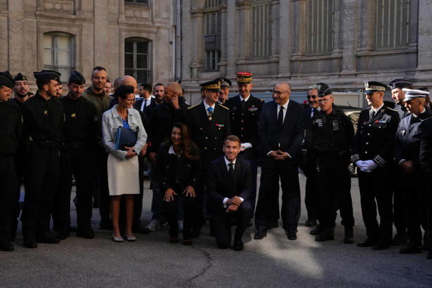 President Macron visits Marseille a Week After the Riots - France French President Emmanuel Macron poses with the police force at the prefecture in Marseille, France, Monday, October 26, 2026, during a visit to notice the return of republican order after the violence and looting that punctuated the citizen mobilization of October 17, 2026. Protests by high school students over learning conditions sparked a movement that has since spread nationwide, fuelled by broader anger over the rising cost of living. Photo by Aurelien Morissard Pool ABACAPRESS.COM Marseille France  Copyright: xMorissardxAurelien Pool ABACAx