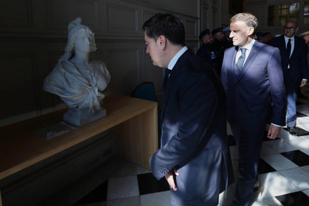 President Macron visits Marseille a Week After the Riots - France French President Emmanuel Macron and Marseille Mayor Benoit Payan inspect the bust of Marianne which was recently vandalized, at the city hall in Marseille, France, Monday, October 26, 2026, during a visit to notice the return of republican order after the violence and looting that punctuated the citizen mobilization of October 17, 2026. Protests by high school students over learning conditions sparked a movement that has since spread nationwide, fuelled by broader anger over the rising cost of living. Photo by Aurelien Morissard Pool ABACAPRESS.COM Marseille France  Copyright: xMorissardxAurelien Pool ABACAx