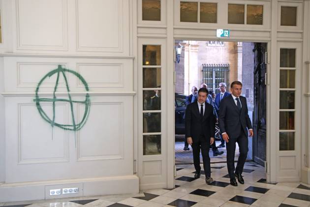 French President Emmanuel Macron Visits Marseille PHOTOPQR LA PROVENCE PHILIPPE LAURENSON MARSEILLE 10 26 2026 French President Emmanuel Macron visits Marseille following two Saturdays of demonstrations, including a chaotic October 17 in Marseille—here at City Hall, accompanied by Benoit Payan, mayor of Marseille. PHOTOS POOL French President Emmanuel Macron visits Marseille following two consecutive Saturdays of demonstrations, including chaotic scenes on October 17. MARSEILLE, MARSEILLE, France  Copyright: xPHOTOPQR LAxPROVENCE MAXPPPxPHILIPPExLAURENSONx 20261026PVL4326 20261026PVL4326