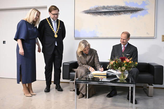 LKS 20261026 Mayor of Helsinki Daniel Sazonov with wife Anita Westerholm (L) met with visiting Britain s Prince Edward, Duke of Edinburgh and Sophie Duchess of Edinburgh at the Helsinki City Hall in Finland on Monday, 26th Oct., 2026. Prince Edward and Duchess Sophie are in Finland between 26th and 28th October. - MIKKO STIG Helsinki Finland  Copyright: xMikkoxStigx dYGfTX-fvK0