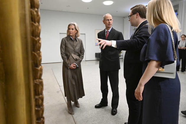 LKS 20261026 Mayor of Helsinki Daniel Sazonov with wife Anita Westerholm (R) met with visiting Britain s Prince Edward, Duke of Edinburgh and Sophie Duchess of Edinburgh at the Helsinki City Hall in Finland on Monday, 26th Oct., 2026. Prince Edward and Duchess Sophie are in Finland between 26th and 28th October. - MIKKO STIG Helsinki Finland  Copyright: xMikkoxStigx Knk_rGNQESA