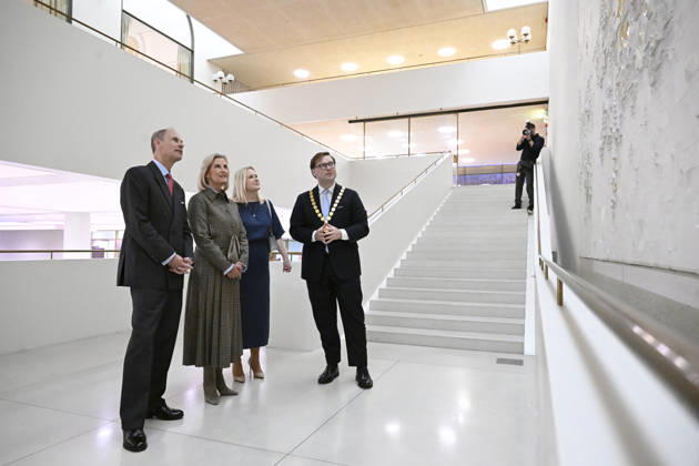 LKS 20261026 Mayor of Helsinki Daniel Sazonov (R) with wife Anita Westerholm (2nd R) having a tour with visiting Britain s Prince Edward, Duke of Edinburgh and Sophie Duchess of Edinburgh at the Helsinki City Hall in Finland on Monday, 26th Oct., 2026. Prince Edward and Duchess Sophie are in Finland between 26th and 28th October. - MIKKO STIG Helsinki Finland  Copyright: xMikkoxStigx QYTDFJWTqNE
