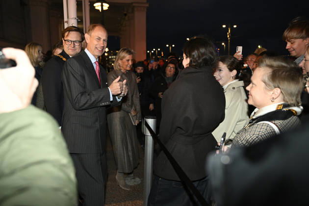 LKS 20261026 Mayor of Helsinki Daniel Sazonov (L) meeting spectators with visiting Britain s Prince Edward, Duke of Edinburgh and Sophie Duchess of Edinburgh infront of the Helsinki City Hall in Finland on Monday, 26th Oct., 2026. Prince Edward and Duchess Sophie are in Finland between 26th and 28th October. - MIKKO STIG Helsinki Finland  Copyright: xMikkoxStigx MTznLLzzMhU