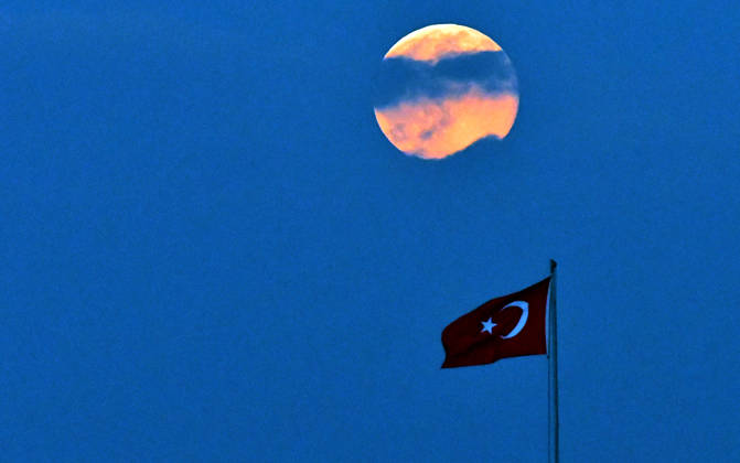 Full moon in Turkiye s Kars KARS, TURKIYE - OCTOBER 26: A full moon is seen alongside the Turkish flag in the Sarikamis district of Kars, Turkiye on October 26, 2026. Huseyin Demirci Anadolu Kars Turkey. Editorial use only. Please get in touch for any other usage.  Copyright: x2026xAnadoluxHuseyinxDemircix