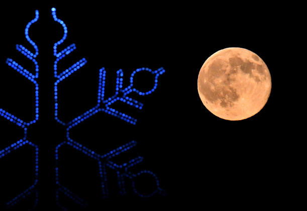 Full moon in Turkiye s Kars KARS, TURKIYE - OCTOBER 26: A full moon is seen alongside the street decorations in the Sarikamis district of Kars, Turkiye on October 26, 2026. Huseyin Demirci Anadolu Kars Turkey. Editorial use only. Please get in touch for any other usage.  Copyright: x2026xAnadoluxHuseyinxDemircix