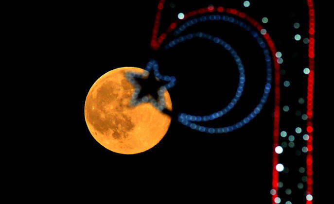 Full moon in Turkiye s Kars KARS, TURKIYE - OCTOBER 26: A full moon is seen alongside the street decorations in the Sarikamis district of Kars, Turkiye on October 26, 2026. Huseyin Demirci Anadolu Kars Turkey. Editorial use only. Please get in touch for any other usage.  Copyright: x2026xAnadoluxHuseyinxDemircix