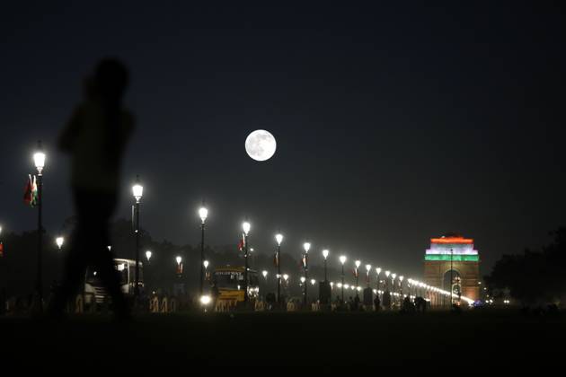 New Delhi under a full moon NEW DELHI, INDIA - OCTOBER 26, 2026: A view of the iconic India Gate in New Delhi, illuminated by the glow of the full moon that marks the beginning of the Sharad Purnima festival. The full moon symbolizes the start of this important Hindu festival, which celebrates the beginning of autumn and the arrival of the year™s greatest season of spiritual and agricultural abundance. New Delhi India Copyright: x xMihirxSinghx xJNAxPressx