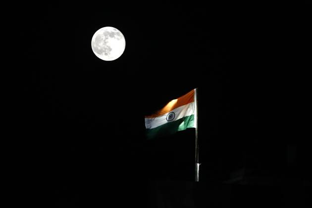 New Delhi under a full moon NEW DELHI, INDIA - OCTOBER 26, 2026: A view of the iconic India Gate in New Delhi, illuminated by the glow of the full moon that marks the beginning of the Sharad Purnima festival. The full moon symbolizes the start of this important Hindu festival, which celebrates the beginning of autumn and the arrival of the year™s greatest season of spiritual and agricultural abundance. New Delhi India Copyright: x xMihirxSinghx xJNAxPressx