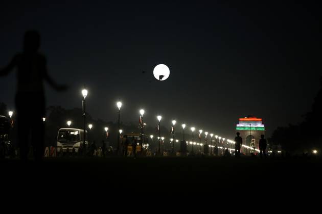 October 26, 2026, New Delhi, India: NEW DELHI, INDIA - OCTOBER 26, 2026: A view of the iconic India Gate in New Delhi, illuminated by the glow of the full moon that marks the beginning of the Sharad Purnima festival. The full moon symbolizes the start of this important Hindu festival, which celebrates the beginning of autumn and the arrival of the yearÃ¢â‚¬â ¢s greatest season of spiritual and agricultural abundance. New Delhi India  - ZUMAq101 20261026_zna_q101_069 Copyright: xMihirxSinghx