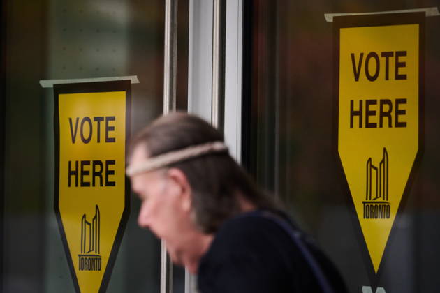 October 26, 2026, Toronto, On, Canada: A person passes election signage as they head to the polls to vote in Toronto s municipal election, on Monday, Oct. 26, 2026. Toronto Canada  - ZUMAc35_ 20261026_zaf_c35_069 Copyright: xSammyxKoganx