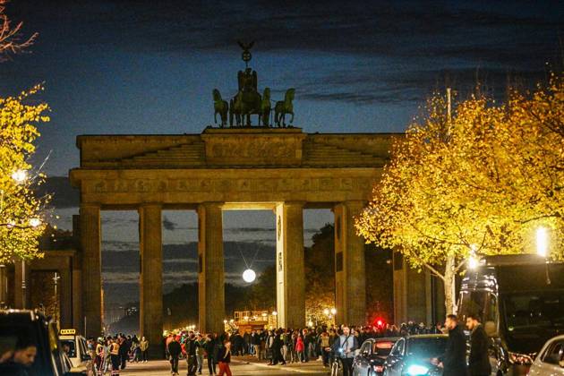 New Lighting for the Brandenburg Gate ** FOR EDITORIAL USE ONLY ** EDITORIAL USE ONLY ** p New Lighting for the Brandenburg Gate, Berlin’s most famous landmark is getting a nighttime makeover; the usual lighting will be turned off and the moonlight —a glowing sphere in the central archway—will be turned on, photographed on Copyright: MaurizioxGambarini doc88785l3hw2s1ics6rqgg ,EDITORIAL USE ONLY Copyright: MaurizioxGambarini