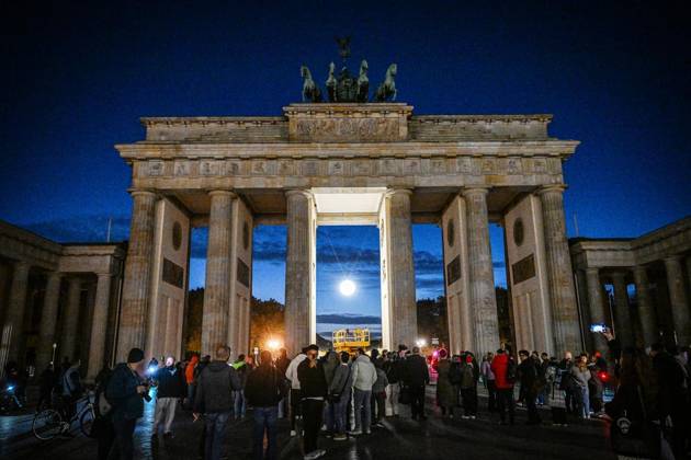 New Lighting for the Brandenburg Gate ** FOR EDITORIAL USE ONLY ** EDITORIAL USE ONLY ** p New Lighting for the Brandenburg Gate, Berlin’s most famous landmark is getting a nighttime makeover; the usual lighting will be turned off and the moonlight —a glowing sphere in the central archway—will be turned on, photographed on Copyright: MaurizioxGambarini doc88786iu65hhr6utdsd7 ,EDITORIAL USE ONLY Copyright: MaurizioxGambarini