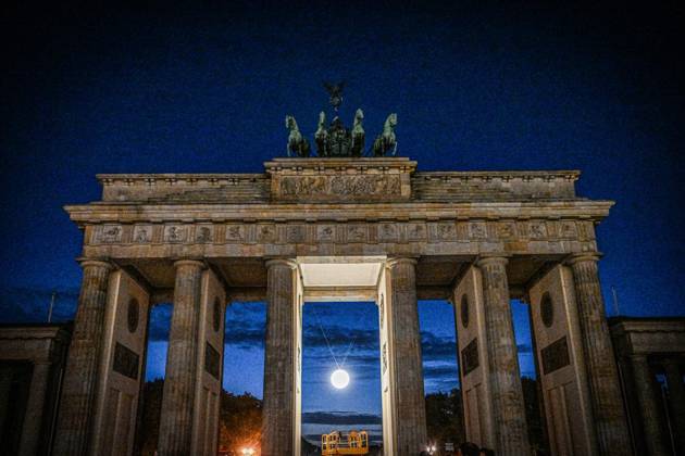 New Lighting for the Brandenburg Gate ** FOR EDITORIAL USE ONLY ** EDITORIAL USE ONLY ** p New Lighting for the Brandenburg Gate, Berlin’s most famous landmark is getting a nighttime makeover; the usual lighting will be turned off and the moonlight —a glowing sphere in the central archway—will be turned on, photographed on Copyright: MaurizioxGambarini doc88786j9fyd5j4ffgqkx ,EDITORIAL USE ONLY Copyright: MaurizioxGambarini