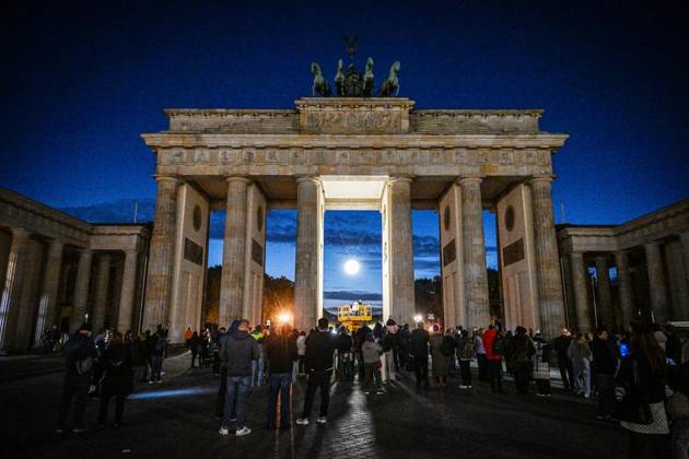 New Lighting for the Brandenburg Gate ** FOR EDITORIAL USE ONLY ** EDITORIAL USE ONLY ** p New Lighting for the Brandenburg Gate, Berlin’s most famous landmark is getting a nighttime makeover; the usual lighting will be turned off and the moonlight —a glowing sphere in the central archway—will be turned on, photographed on Copyright: MaurizioxGambarini doc88788cjhf1g1f1agdvvo ,EDITORIAL USE ONLY Copyright: MaurizioxGambarini