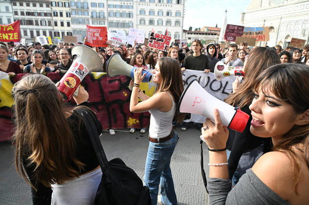 October 26, 2026, Florence, Italia, Italy: Students protest against the Minister of Education and his school policies, Florence, October 26, 2026 Florence Italy  - ZUMAa289 20261026_zia_a289_162 Copyright: xAleandroxBiagiantix xAgfx