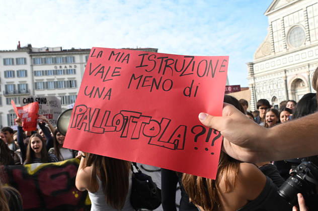 October 26, 2026, Florence, Italia, Italy: Students protest against the Minister of Education and his school policies, Florence, October 26, 2026 Florence Italy  - ZUMAa289 20261026_zia_a289_166 Copyright: xAleandroxBiagiantix xAgfx