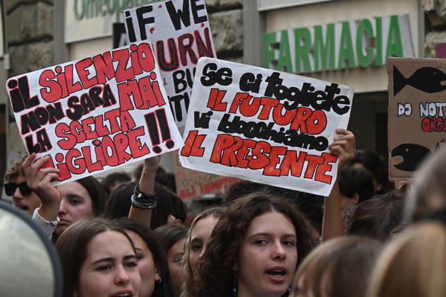 October 26, 2026, Florence, Italia, Italy: Students protest against the Minister of Education and his school policies, Florence, October 26, 2026 Florence Italy  - ZUMAa289 20261026_zia_a289_169 Copyright: xAleandroxBiagiantix xAgfx