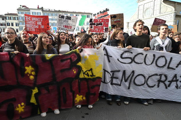October 26, 2026, Florence, Italia, Italy: Students protest against the Minister of Education and his school policies, Florence, October 26, 2026 Florence Italy  - ZUMAa289 20261026_zia_a289_183 Copyright: xAleandroxBiagiantix xAgfx