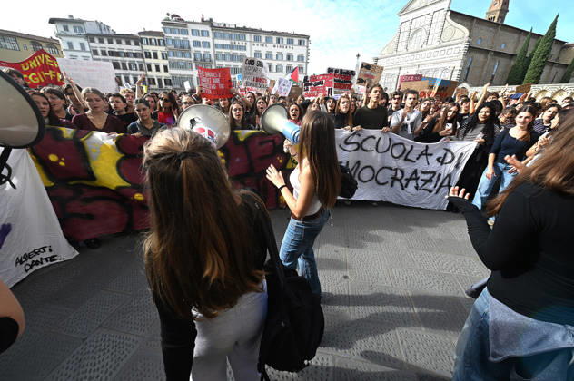 October 26, 2026, Florence, Italia, Italy: Students protest against the Minister of Education and his school policies, Florence, October 26, 2026 Florence Italy  - ZUMAa289 20261026_zia_a289_185 Copyright: xAleandroxBiagiantix xAgfx