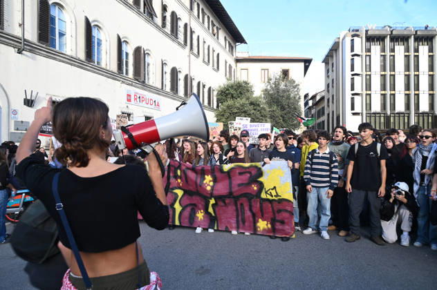 October 26, 2026, Florence, Italia, Italy: Students protest against the Minister of Education and his school policies, Florence, October 26, 2026 Florence Italy  - ZUMAa289 20261026_zia_a289_195 Copyright: xAleandroxBiagiantix xAgfx