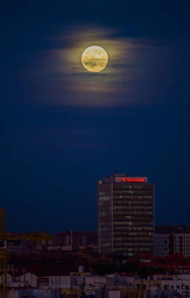 October 26, 2026, Madrid, Madrid, SPAIN: The full Moon rises over the Madrid skyline, Spain, during the evening of October 26, 2026. The October full Moon, known as the Hunter™s Moon, appears above the city™s urban landscape shortly after sunset. Madrid SPAIN - ZUMAz108 20261026_znp_z108_002 Copyright: xRichardxZubelzux