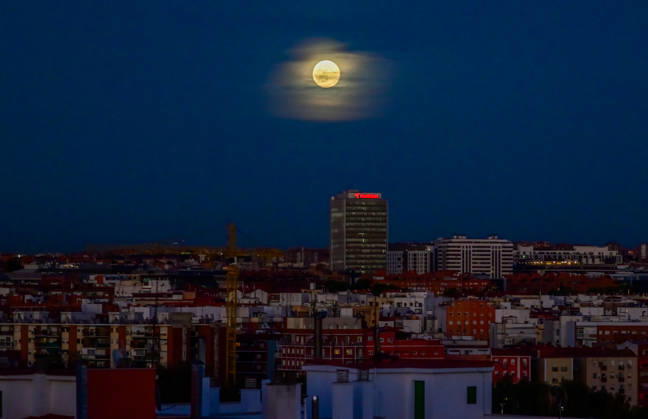 October 26, 2026, Madrid, Madrid, SPAIN: The full Moon rises over the Madrid skyline, Spain, during the evening of October 26, 2026. The October full Moon, known as the Hunter™s Moon, appears above the city™s urban landscape shortly after sunset. Madrid SPAIN - ZUMAz108 20261026_znp_z108_003 Copyright: xRichardxZubelzux