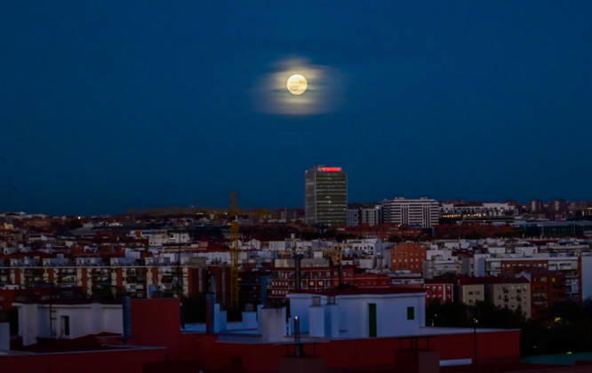 October 26, 2026, Madrid, Madrid, SPAIN: The full Moon rises over the Madrid skyline, Spain, during the evening of October 26, 2026. The October full Moon, known as the Hunter™s Moon, appears above the city™s urban landscape shortly after sunset. Madrid SPAIN - ZUMAz108 20261026_znp_z108_004 Copyright: xRichardxZubelzux