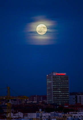 October 26, 2026, Madrid, Madrid, SPAIN: The full Moon rises over the Madrid skyline, Spain, during the evening of October 26, 2026. The October full Moon, known as the Hunter™s Moon, appears above the city™s urban landscape shortly after sunset. Madrid SPAIN - ZUMAz108 20261026_znp_z108_009 Copyright: xRichardxZubelzux