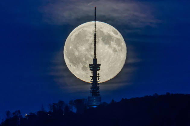 Full moon rises in Zagreb The full moon rises behind the Sljeme Tower on Mount Medvednica in Zagreb, Croatia, on October 26, 2026.  IgorxKralj PIXSELL