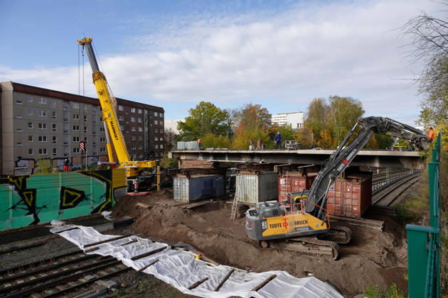 Demolition of the Hain Bridge in Chemnitz Is in Full Swing October 26, 2026, Chemnitz, Hain Bridge, Demolition work on the Hain Bridge continued unabated on Monday morning, and a large portion has already been removed. The bridge is firs