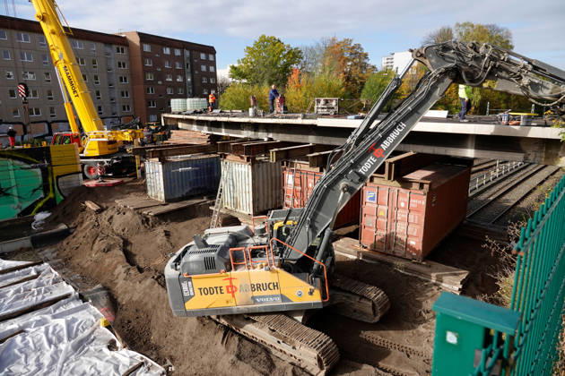 Demolition of the Hain Bridge in Chemnitz Is in Full Swing October 26, 2026, Chemnitz, Hain Bridge, Demolition work on the Hain Bridge continued unabated on Monday morning, and a large portion has already been removed. The bridge is firs