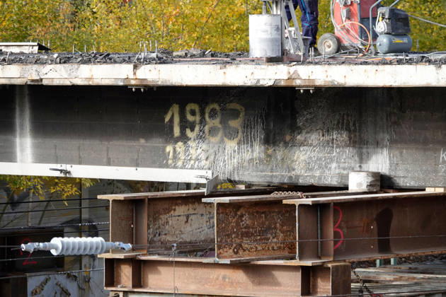 Demolition of the Hain Bridge in Chemnitz Is in Full Swing October 26, 2026, Chemnitz, Hain Bridge, Demolition work on the Hain Bridge continued unabated on Monday morning, and a large portion has already been removed. The bridge is firs