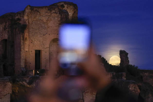 Full moon rising in Rome ROME, ITALY, OCTOBER 26: A tourist takes pictures of the full moon as it rises behind the Palatine hill in Rome, Italy, on October 26, 2026. Riccardo De Luca Anadolu Rome Italy. Editorial use only. Please get in touch for any other usage.  Copyright: x2026xAnadoluxRiccardoxDexLucax