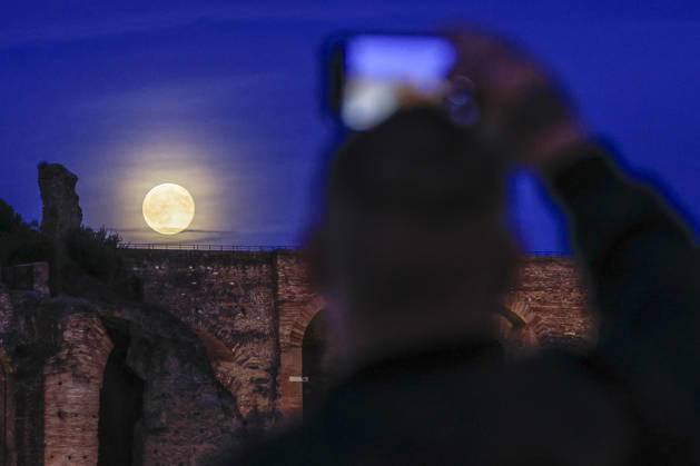 Full moon rising in Rome ROME, ITALY, OCTOBER 26: A tourist takes pictures of the full moon as it rises behind the Palatine hill in Rome, Italy, on October 26, 2026. Riccardo De Luca Anadolu Rome Italy. Editorial use only. Please get in touch for any other usage.  Copyright: x2026xAnadoluxRiccardoxDexLucax