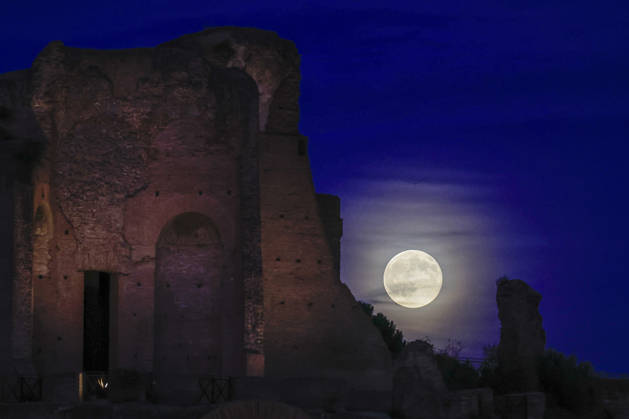 Full moon rising in Rome ROME, ITALY, OCTOBER 26: The full moon rises behind the Palatine hill in Rome, Italy, on October 26, 2026. Riccardo De Luca Anadolu Rome Italy. Editorial use only. Please get in touch for any other usage.  Copyright: x2026xAnadoluxRiccardoxDexLucax
